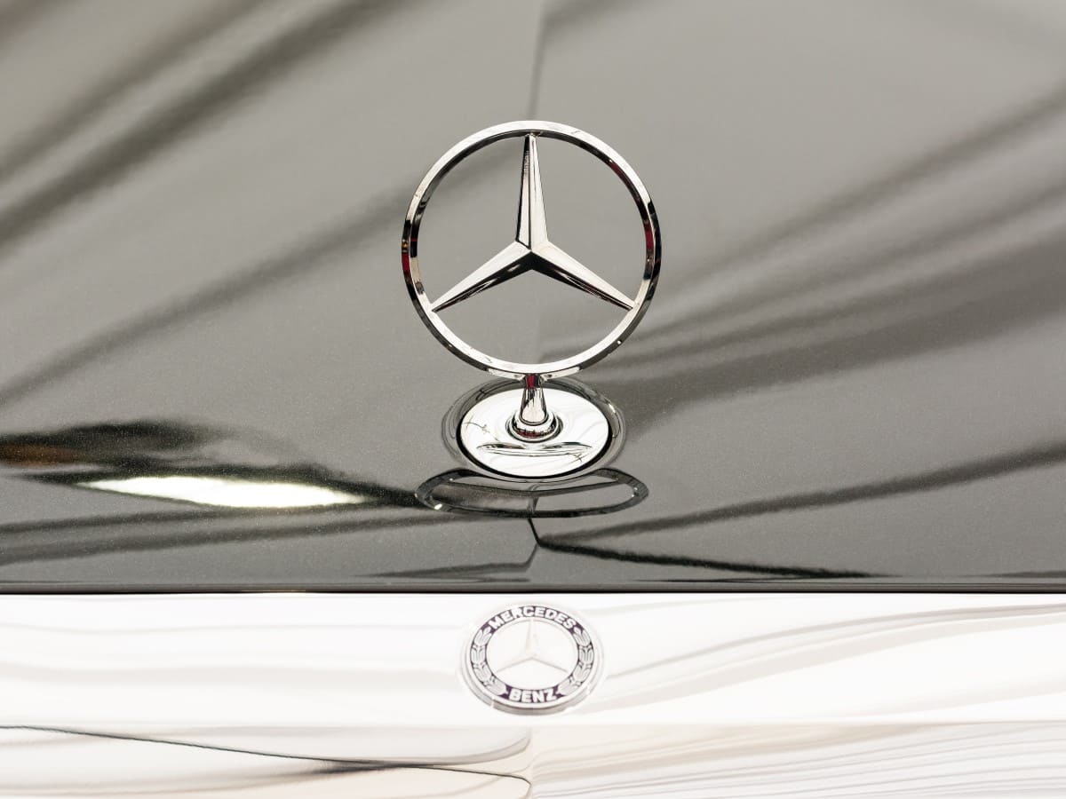 Mercedes-Motorhaube mit Emblem