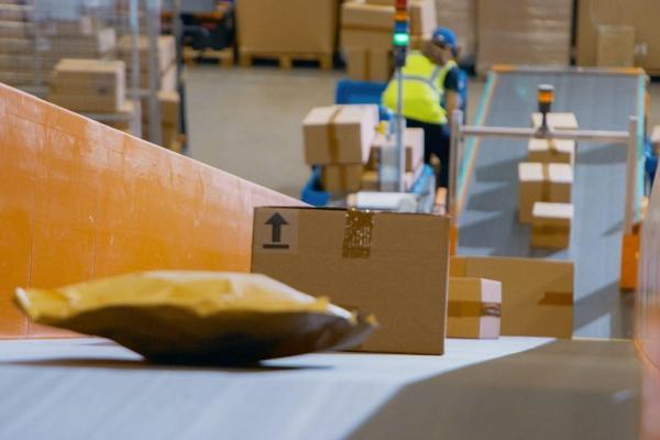 Logistikzentrum mit Paketen auf einem Förderband