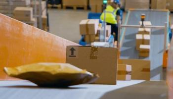 Logistikzentrum mit Paketen auf einem Förderband