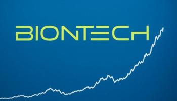 Biontech Logo auf blauem Hintergrund mit Chartlinie